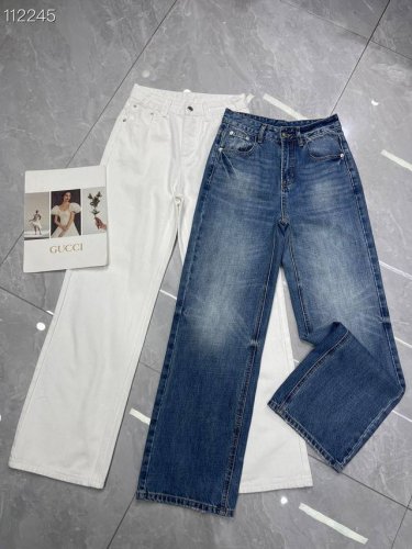 细节实拍 prad*早春最新款独家首发时髦精休闲单品 双工艺重工洗水直筒牛仔裤！原版定制Logo五金配件。直筒裤形休闲百搭，上身超级大长腿。时髦的帅气单品！进口