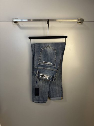 prada 普拉达 男士丹宁牛仔裤，官宣画册海报穿搭款！ 客供高级进口的丹宁原色面料，特选日本冈山纯正13Oz 盎司牛仔布料，重磅环保植物酵素水洗工艺，肌理有着