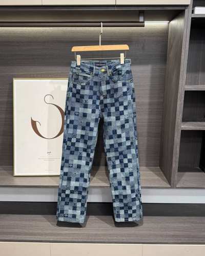 Louis Vuitton 路易 威登 25Fw 限定款棋盘格刺绣提花牛仔裤 路易威登 25Fw 限定款提花格子牛仔裤！这裤子简直是时尚圈的宝藏单品！ 它的面料
