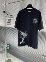 Loew 25春夏新款字母刺绣手绘工艺短袖，Oversize的版型，修饰身材显瘦好穿不挑人！圆领设计别致又吸晴的格调，又能很好的贴合颈部线条，这种简约的单品真的