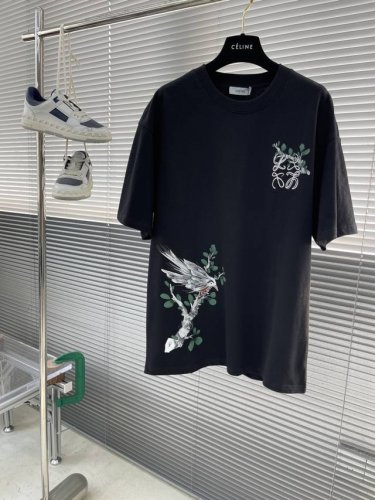 Loew 25春夏新款字母刺绣手绘工艺短袖，Oversize的版型，修饰身材显瘦好穿不挑人！圆领设计别致又吸晴的格调，又能很好的贴合颈部线条，这种简约的单品真的