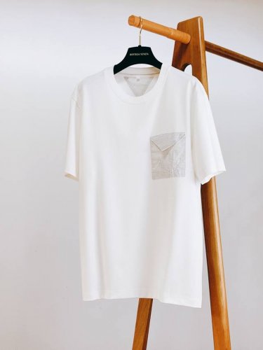 bottega Veneta 葆蝶家 2025Ss春夏新品 休闲圆领T恤，胸前假口袋设计 简单大方设计 干净利落剪裁 采用进口顶级丝光面料 柔软细腻 男人的衣柜