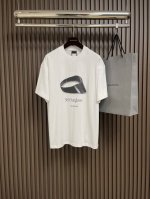 Balenciaga 墨镜印花艺术圆领短袖T恤，不仅是服饰，更是态度的彰显。它将经典与现代艺术完美融合，每一处细节都透露着不羁与自由。穿上它，仿佛置身于巴黎的艺