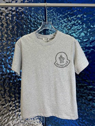 moncler 蒙口新款男士圆领短袖 情侣T恤 春夏新品 高品质 时尚百搭潮款 定制进口面料 穿着舒适 透气 时尚不失个性 上身休闲随性 帅气有型 彰显大牌气质