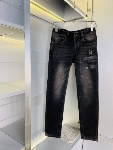香奈儿Chanel 25Ss春夏新款 男士小直筒原单 牛仔裤 新款超柔软，弹力面料，复杂的手工艺叠加，任何一个洗水环节多停留几秒都会变成完全不一样的颜色效果，所