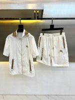 Bur巴宝莉、2025Ss夏装新品休闲套装，撞色战马刺绣Logo男士运动短袖T恤+短裤套装。非常有设计感，现货质感无敌，梭织速干面料手感柔软，上身轮廓立体，不会