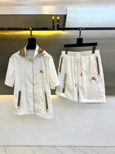 Bur巴宝莉、2025Ss夏装新品休闲套装，撞色战马刺绣Logo男士运动短袖T恤+短裤套装。非常有设计感，现货质感无敌，梭织速干面料手感柔软，上身轮廓立体，不会