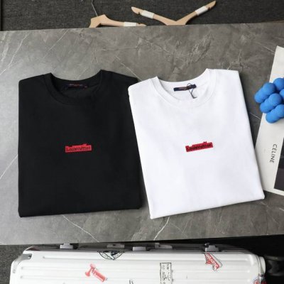 顶级复刻 高端定制 Louis Vuitton Lv路易威登 新款红色小标刺绣休闲短袖T恤 - 款号: 3318 - 颜色：黑色 白色 - 购入原版开模打造，全
