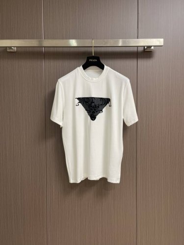 prada 2025Ss早春新品标识印花短袖T恤，定制高支平纹精棉面料 极致柔软舒适 高端大气，胸前Logo标识 简约百搭款式 简约易搭配 上身亲和力和好感度满