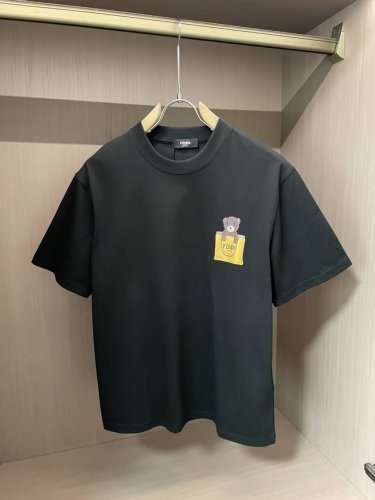 fd 2025新款 圆领 短袖 T恤 高端版本！专柜定制面料 透气舒适度高，细节无可挑剔，品牌元素设计理念，体现高品质。手感细腻柔软！呈现休闲裁剪，上身版型超赞
