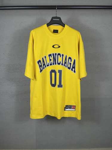 实拍图 顶级版本.官网品质 Balenci*Ga 巴黎.Ss25最新款篮球球服绣花印花长袖T恤。前面刺绣釆用田岛电脑绣花机刺绣加印花，左下角车章仔，后片印花。砖