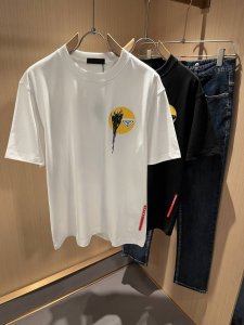 prad*A普*达2025春夏新款男女同款短袖T恤 最新款全网独家首上 ~既经典有时尚百搭 谁不爱啊 将经典再次展现 非常的耐看 自带低奢光环与辨识度 pr*D
