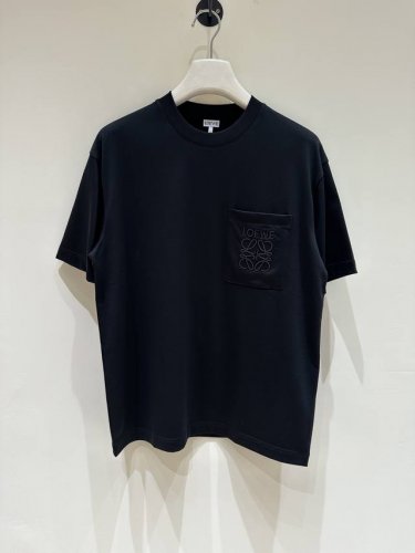 新品 Loe家族男士简约圆领短袖T恤，贸易公司渠道货，25年夏季新品，官柜同步售卖，经典明星级单品！ 整体的设计符合Loe家美学设计，运用了经典的品牌元素，完美
