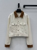 爆款推荐缪*25Ss新品！复古麂皮绒拼接白牛仔夹克外套！复古帅气少女穿搭！气质小短款版型百搭又显瘦！刺绣字母Logo低调奢华，纯棉牛仔面料质感超赞。可盐可甜必备