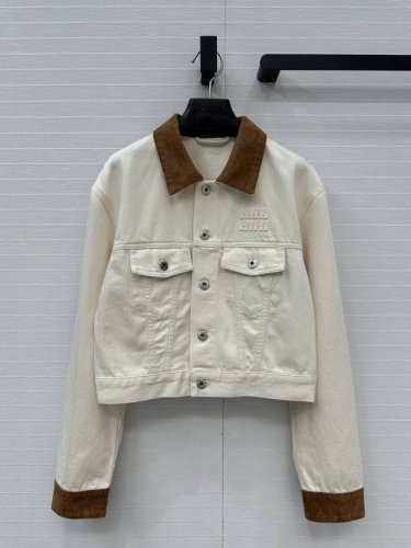 爆款推荐缪*25Ss新品！复古麂皮绒拼接白牛仔夹克外套！复古帅气少女穿搭！气质小短款版型百搭又显瘦！刺绣字母Logo低调奢华，纯棉牛仔面料质感超赞。可盐可甜必备