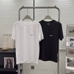 Nike耐克反光标速干夜跑短袖 专柜爆款 夜跑神器 Nike官网销量Top前3，面料选用高科技Fit弹力运动速干面料，布满针孔大小的网眼，仔细看像条纹版排列，能