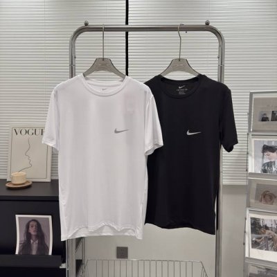 Nike耐克反光标速干夜跑短袖 专柜爆款 夜跑神器 Nike官网销量Top前3，面料选用高科技Fit弹力运动速干面料，布满针孔大小的网眼，仔细看像条纹版排列，能
