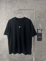 givenchy纪梵希2025新款字母刺绣圆领短袖T恤男女同款 纪梵希经典T恤，简约大气。标志性的四宫格Logo低调点缀胸前，背面饰以小号Givenchy Lo