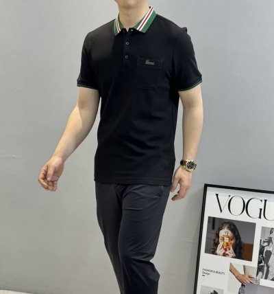 gucc*古齐25S新品翻领Polo.原单推荐！这款纯棉Polo衫采用亮眼的撞色条纹衣领，经典Gucci配色.胸口口袋刺绣设计.以此致敬Gucci悠久的设计传承
