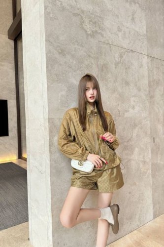 上新 套装 gucci 古驰 Gg暗纹提花立领外套+高腰短裤套装 经典的运动风格套装酷帅有型时髦又高级 满弹幕Gg字母暗纹提花 质感超赞 颜色 卡其 黑色 码数