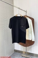 L261 Pa普拉达 2025春夏 丝光棉圆领短袖T恤衫 三角标口袋结合拼接设计 很有亮点 合体的剪裁，领口微微贴合颈部，时尚而潮流感，面料采用丝光棉材质 表面