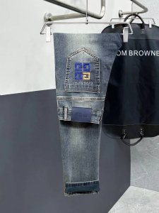 主推.长期有货 纪梵希 高品质 官网高端新品原单少数帅爆牛仔裤 百分百原单 百搭神器 今年最新流行的风格设计款式 采用进口棉花制作成的单宁布 上身舒适 剪裁设计