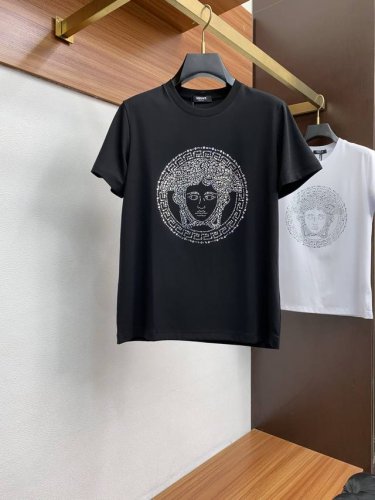 范思哲 2025春夏秀款顶级进口丝光棉面料短袖 修身版型 专柜款时尚不失奢华 品质毋庸置疑 上身效果超赞，奢华官网同款 码数 M-3Xl
