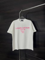 款号：He222 Louis Vuitton-路易威登胸前印花圆领短袖 面料采用280克双股双纱纯棉面料，手感舒适柔软，上身舒适透气，领口采用同缸同色罗纹，不紧