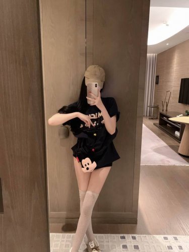 上新 Mickey 25.Ss米奇脑袋必入！送米奇零钱包 颜色：白色 藏蓝色 尺码：Sml S码推荐： 80~100 M码推荐：100～115 L 码推荐： 1