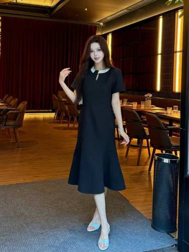 精致拼色鱼尾裙充满女人味的鱼尾裙，优雅精致的高级感，拼色的进口设计给人的感觉就是大气优雅，定制面料不易皱，透气又舒服，立体裁剪贴合身形，自带轮廓感，走路间摇曳华