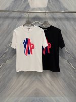 25春夏新品M家毛巾圈Logo圆领棉质T恤集舒适与时尚于一身，是衣橱中不可或缺的基础单品。采用高品质的毛巾圈棉料制成，这种材料触感柔软，保暖性佳，同时具备良好的