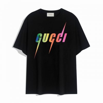 Gucci彩虹闪电字母短袖T恤,简单的设计看起来特别大方 版型剪裁特别有讲究 上身很洋气显瘦内搭外穿都看高密针织圆领设计 平整简约 亲肤透爽 T恤面料的柔软性舒