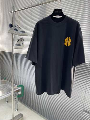 Balenciag 2025春夏季最新款，爆款时尚休闲短袖T恤，重磅进口原版面料，独特设计，顶级印花工艺字母图案装饰Logo，简约时尚 ，上身帅气，三标齐全。