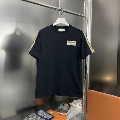 gucci 古驰 2025Ss夏款新款织带拼接短袖T恤 这款T恤衫用心甄选客供进口 %棉面料制成，面料手感亲肤柔软细腻，衣身字母Logo图案刺绣设计！袖子Log