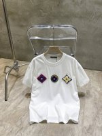 lv三花贴布绣短袖 高品质 欣雨同款Louis Vuittonl 路易威登23S限定秀款三花贴布绣短袖T恤 面料采用260爽滑双纱，亲肤舒适透气 柔软不变形 购