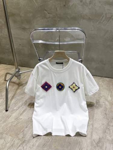 lv三花贴布绣短袖 高品质 欣雨同款Louis Vuittonl 路易威登23S限定秀款三花贴布绣短袖T恤 面料采用260爽滑双纱，亲肤舒适透气 柔软不变形 购