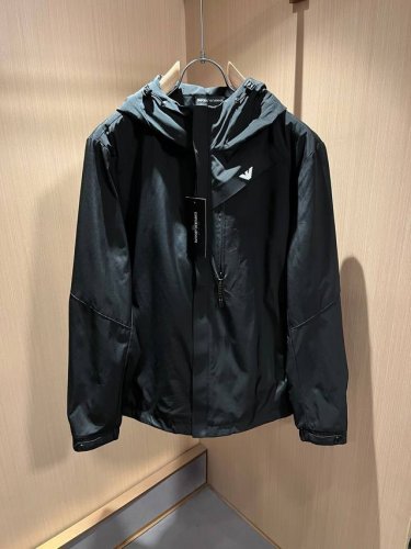 阿玛尼 2025早春最新品，专柜同步有售，原单狠货，时尚休闲夹克外套，上身舒适！吸睛而有亮点，采用进口原版面料，顶级刺绣工艺字母图案Logo，原版五金辅料装饰，