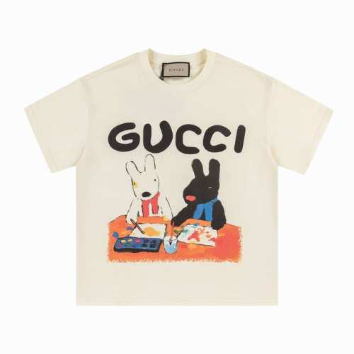 款号 371 gucci新品 无感印花 高克重短袖 选用客供定制针织100%纯棉面打造,面料手感细腻 厚实有质感的纯棉布 高密度的机织工艺 如棉絮般柔紧致舒适