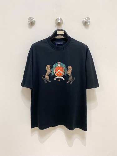 louisvuitton 路易威登 2025Ss早春新品 休闲圆领短袖T恤，立体感Logo微廓形半袖T恤，甄选高支长绒棉，手感面糯有骨感，柔而有韧性。液氨工艺处