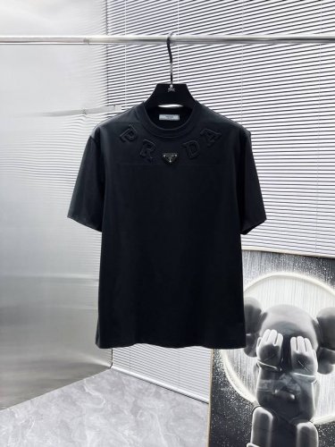 普拉达 Prada 2025Ss新款 半袖 体恤 短袖 圆领T恤，高端版本！专柜定制面料 透气舒适度高，细节无可挑剔，品牌元素设计理念，体现高品质。手感细腻柔软