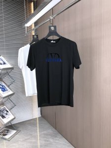 华伦天奴。2025春夏新品时尚圆领短袖高级定制百搭款式！更有实用感 任何人都可以轻松驾驭 采用双丝光面料制作，奢华经典品牌Logo设计，G非常显档次懂货的必须入