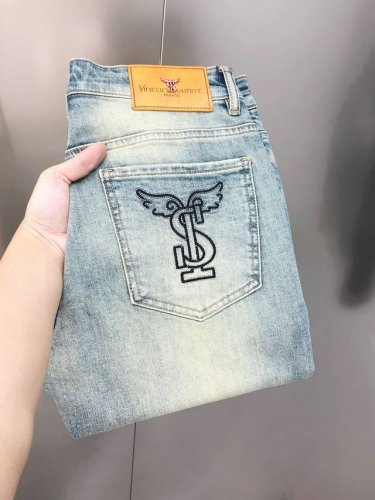 Ysl 圣罗兰2025春夏新款男士修身小脚牛仔裤 官网同步简洁时尚 爆款 高端定制 原单狠货 后裤袋立体刺绣Logo图案设计 定制进口丹宁水洗牛仔纯棉面料 原版