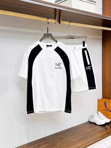 直 品牌 Arcteryx 始祖鸟 2025圆领短袖短裤套装 纯棉面料上身不会闷热，爽滑舒适的亲肤效果更加透气，面料自带肌理感 经典徽标工艺 独有的角度全新演绎
