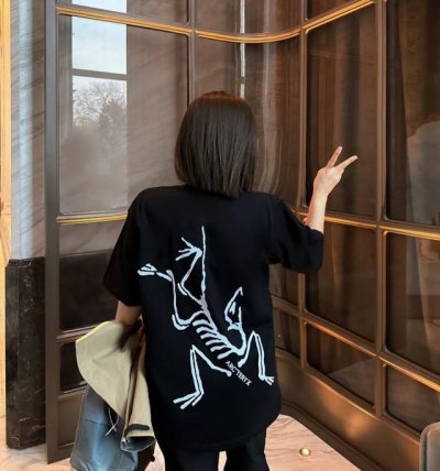 丶上新 始祖鸟圆领T恤 上身图 始祖鸟 Arc'teryx 彩色渐变印花新款后背大鸟Logo宽松男女同款圆领纯棉短袖T恤 宽松版，330G全棉精梳棉 颜色：黑色