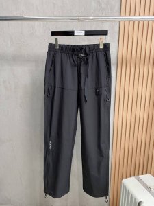 纪梵希2025Ss春夏新款新款男士工装休闲裤、商务休闲款！！重在面料！婴儿肌肤般的柔滑！！客供定织料，入手便知极具柔滑面料，手感柔软亲肤，上身挺括有型，表面又有