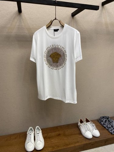 Versace 范思哲美杜莎新款烫钻短袖，高版本，专柜同步！独特的美扗莎头像，很有辨识度，超级有质感！叠穿打底就很有博主范儿了 ，低调有品位 ，原版面料 ，23
