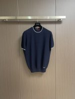 prada 字母徽标针织T恤 定织定染奢润超细冰丝毛料 衣身下摆处饰以prada 字母徽标作点缀 增添品牌辨识度 采用进口机刺绣工艺 使用先进的计算机控制系统和
