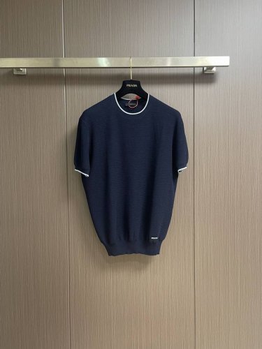 prada 字母徽标针织T恤 定织定染奢润超细冰丝毛料 衣身下摆处饰以prada 字母徽标作点缀 增添品牌辨识度 采用进口机刺绣工艺 使用先进的计算机控制系统和