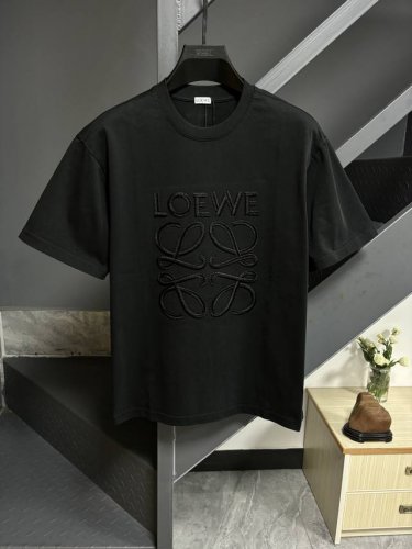 Loewe 罗意威珠印标识短袖T恤 280G定制纯棉面料活性棉 面料透气舒适易清洗 前幅撞色印花D大标识，采用珠印工艺让印花有凹凸感，以彩色Xiang条混搭勾勒