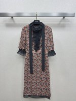 25Ss prad *早春新品 碎花连衣裙 翻领荷叶边绑带设计 度假必备单品 袖口领口撞色设计 上身巨显瘦 复古法式优雅气质 白富美必备单品 做工品质看细节 一